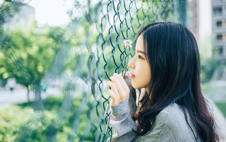 原本庞统此来，是想看看刘璝有无可能拉拢，毕竟作为这次计划的一个关键点，若能说服他来倒戈，自然再好不过，不过如今看来，刘璝虽然靠着关中行商发家，但显然将吕布当成了人傻钱多的那种，既然如此，这支军队就不能再让刘璝来管了，刘璝最重要的作用，是激起军怨，翻了张任这个死忠派的摊子，这一点，他做的很好，如今既然不愿意合作，那也可以功成身退了。